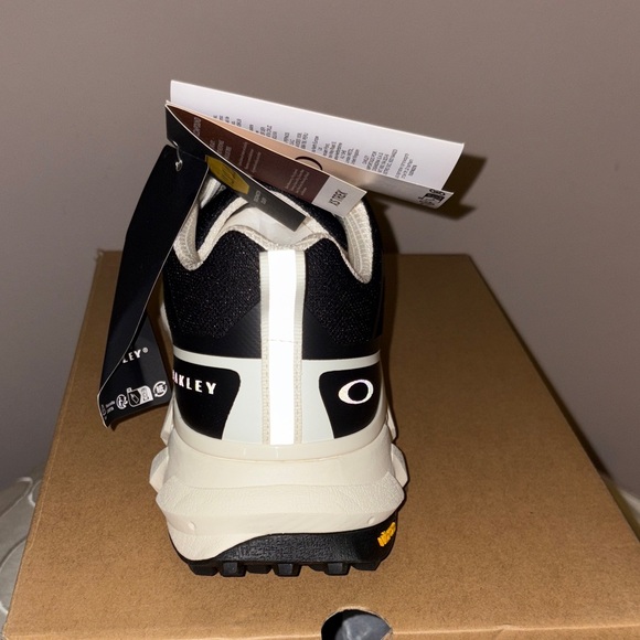 Oakley Men's Black and Cream Light Breathe Athletic Shoes NIB - Picture 4 of 8